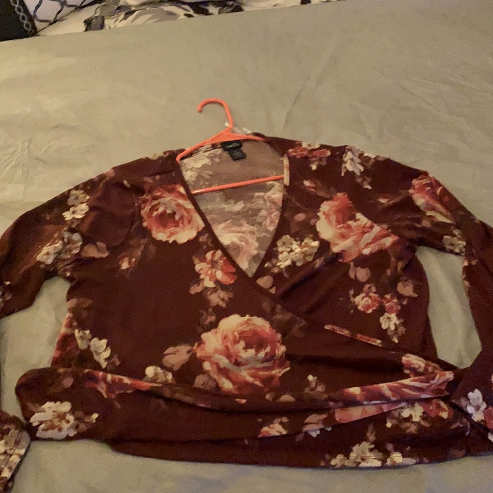 ⭐️5/$10⭐️Plus Size Floral Wrap Top